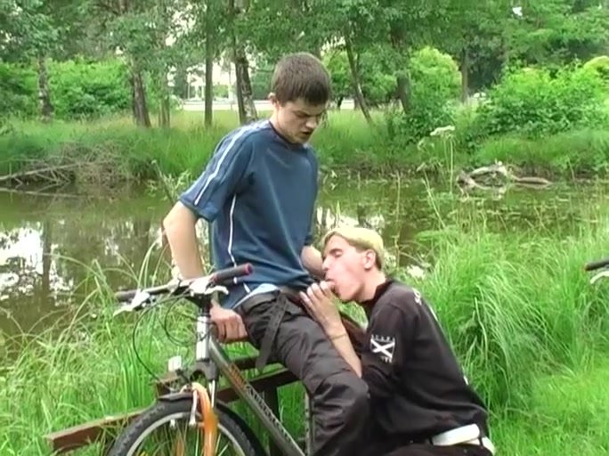 Twinks cycle in woods, stop, get horny and fuck