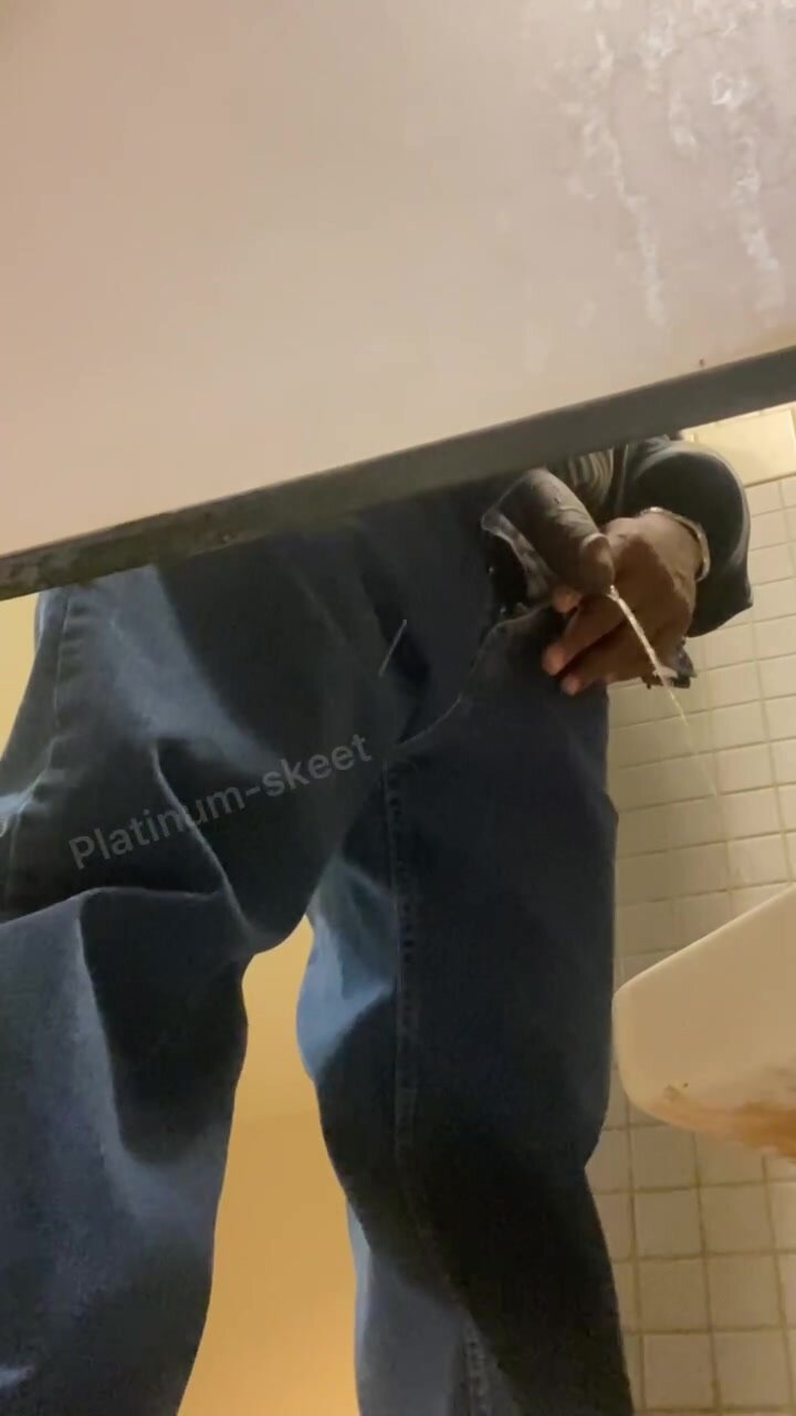 Black guys piss: Quick bbc urinal spy - ThisVid.com