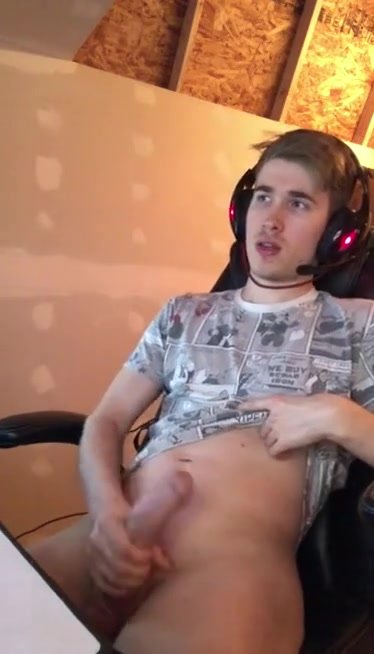 Gamer Wanking big Cock