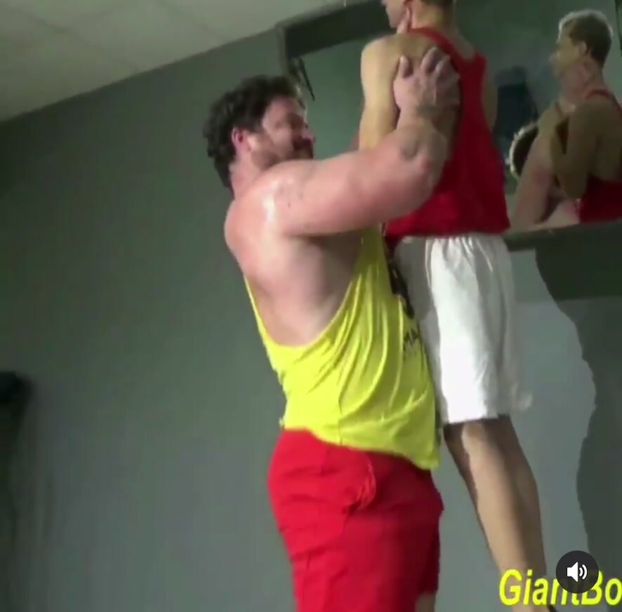 Size difference: Big Man Throatlifts Little Man - ThisVid.com