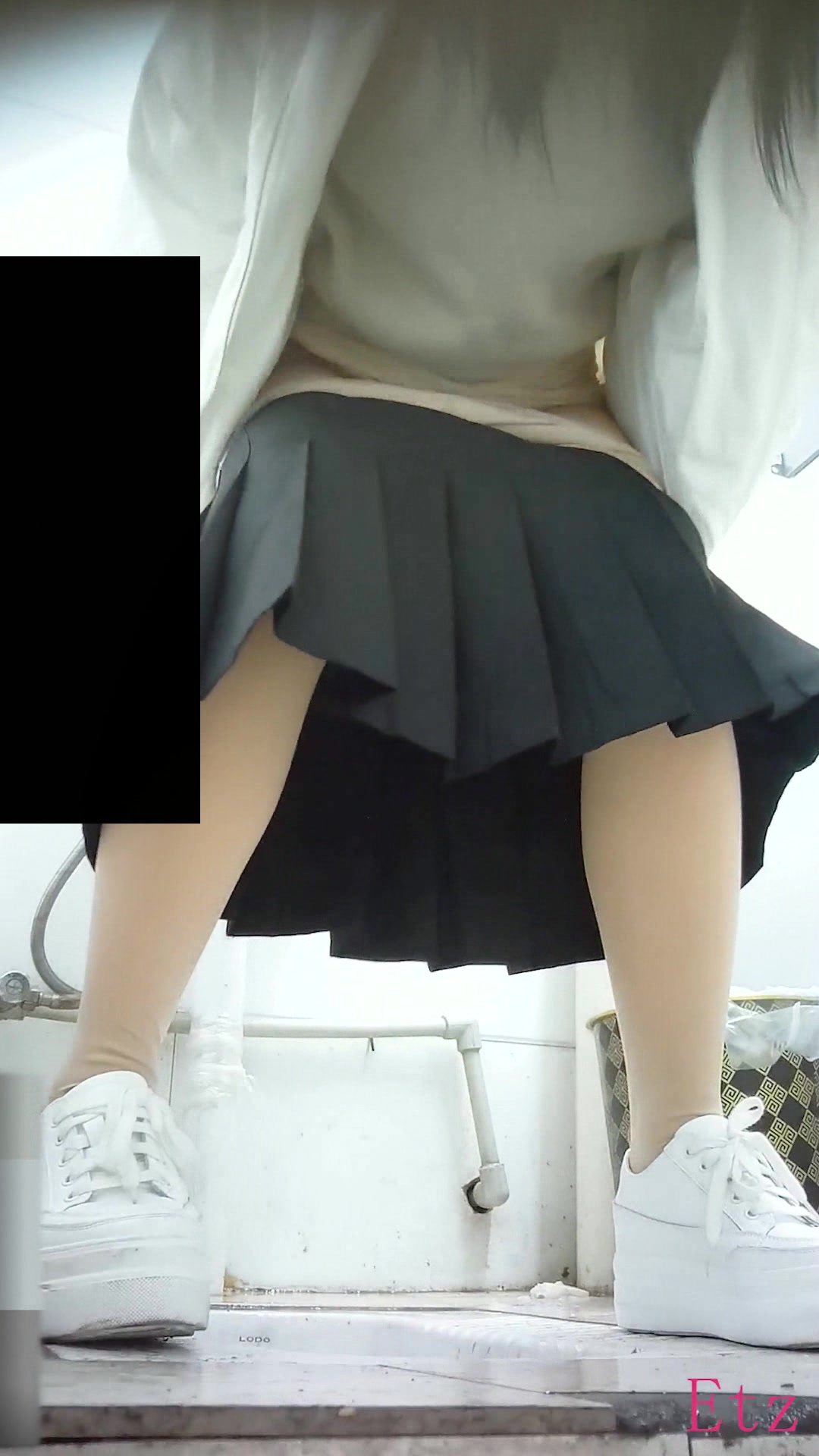 chinese girl piss in toilet - video 6