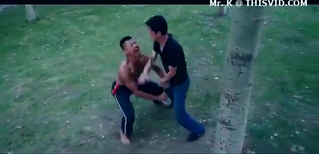 MUSCLE ASIAN DEFEATED IN FIGHT
