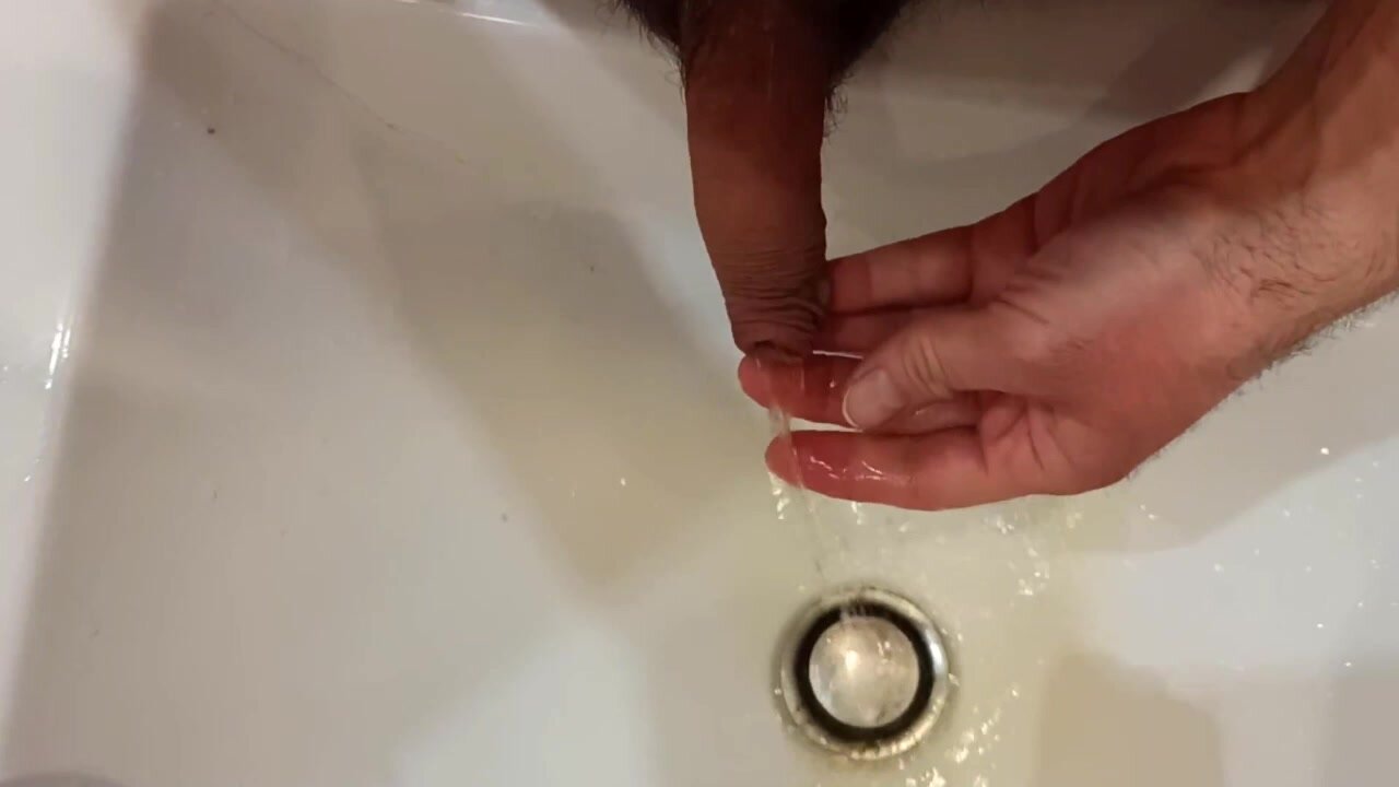 Uncut cock piss in sink