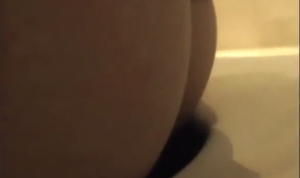 Girl toilet fart - video 2