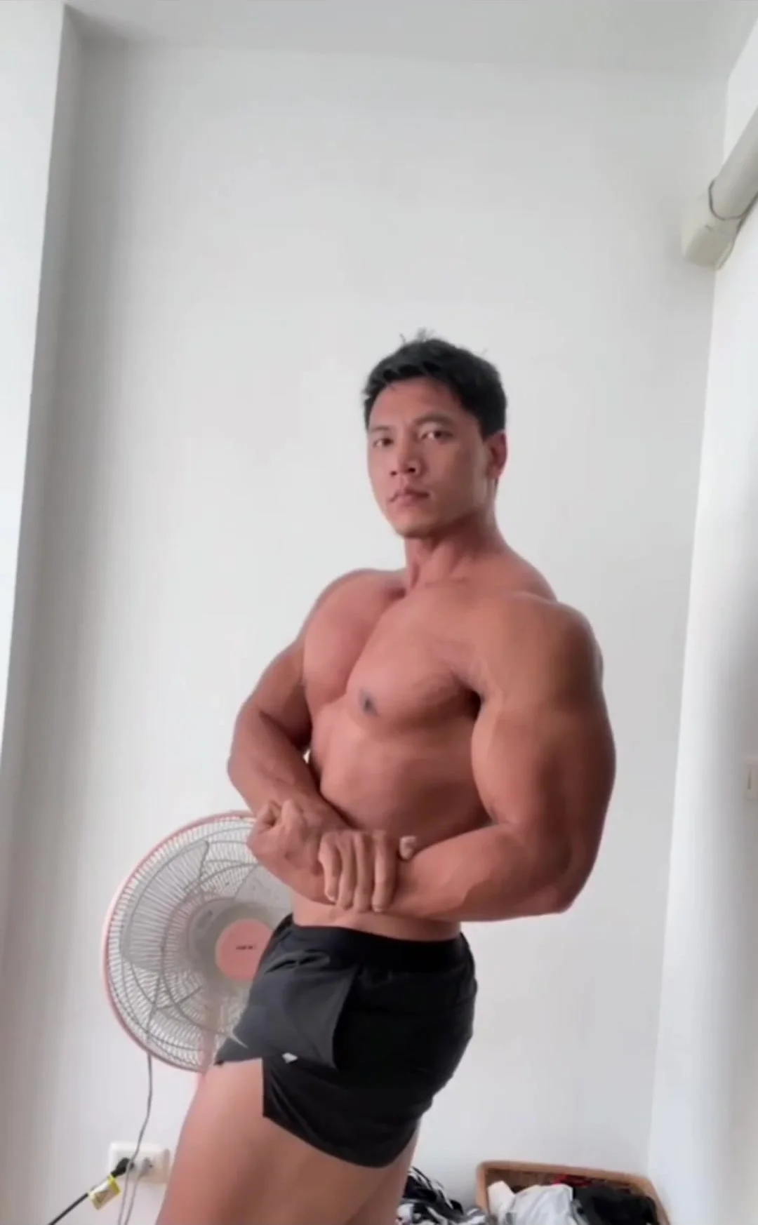 Thai bodybuilder Jen - ThisVid.com