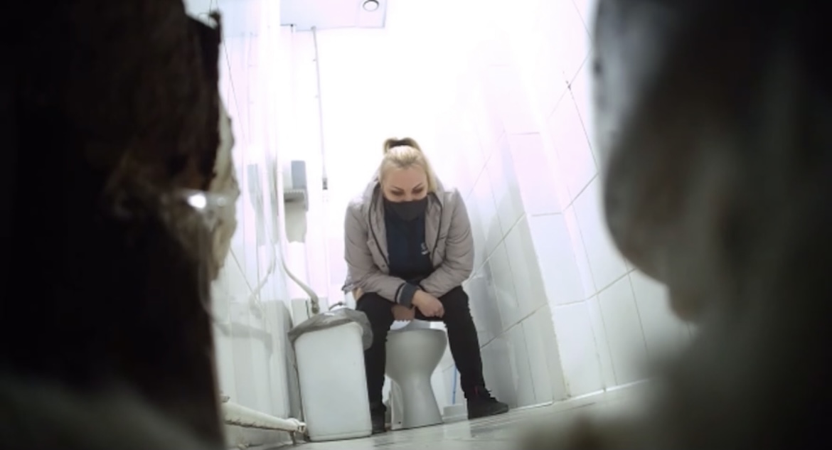 Toilet spy - video 56