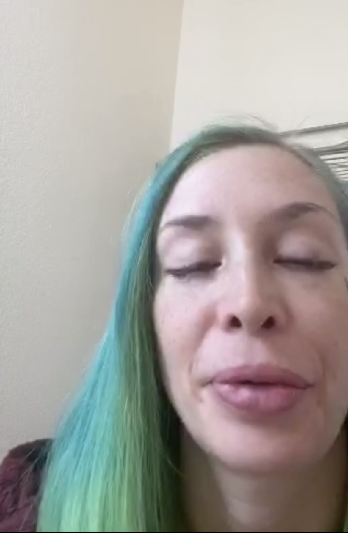 Milf peeing for us on Periscope