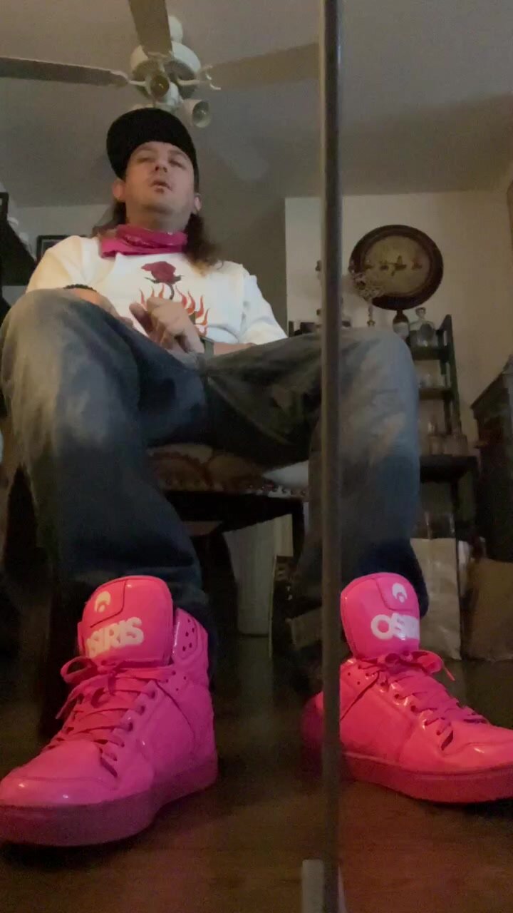 Skater Jacks Off in Osiris