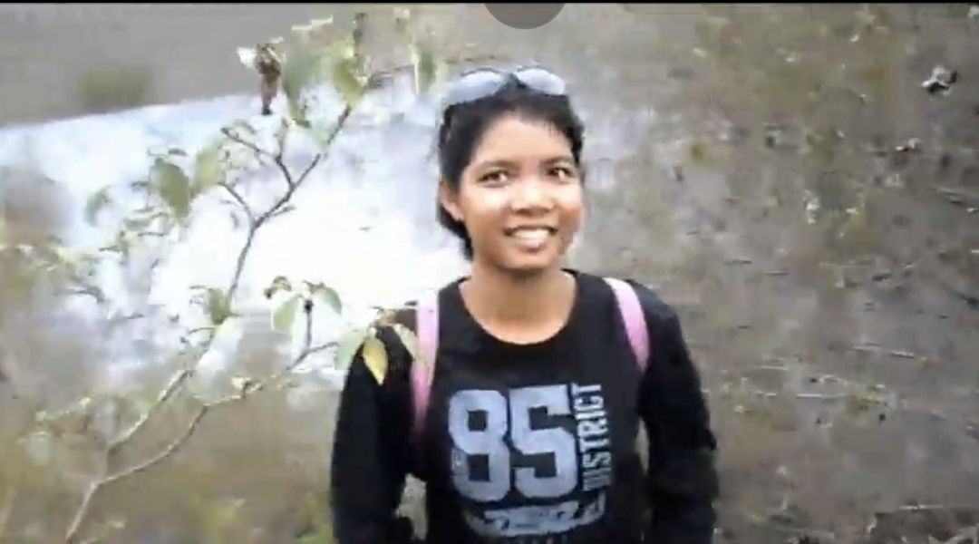 banglore schoolgirl sadhna pissing in bushes