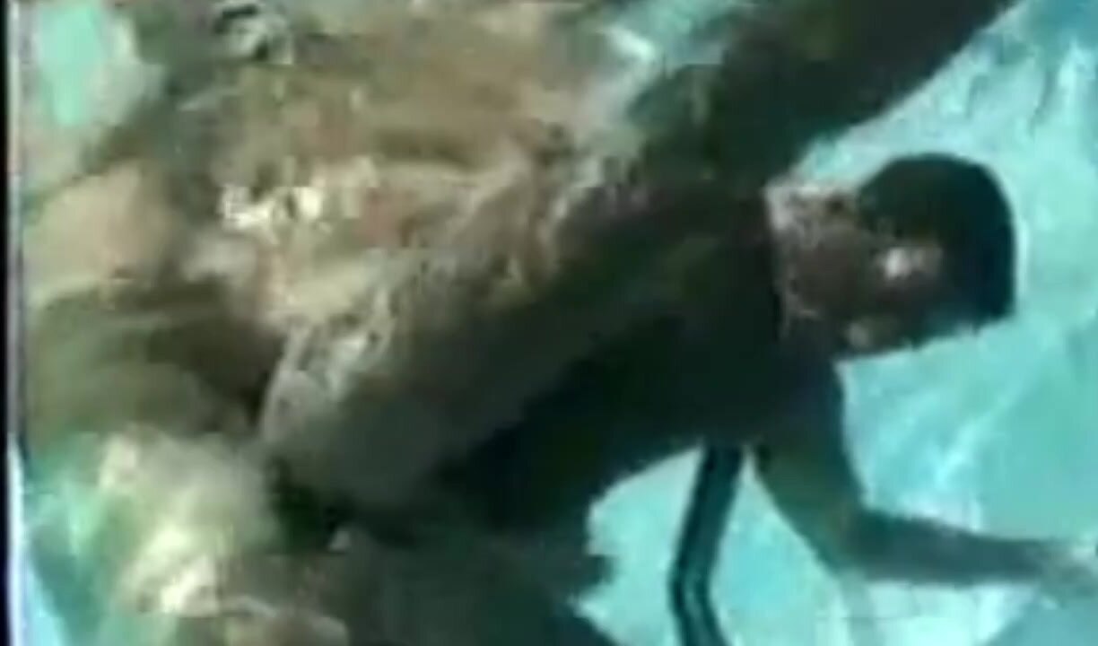 Head underwater pool fuck