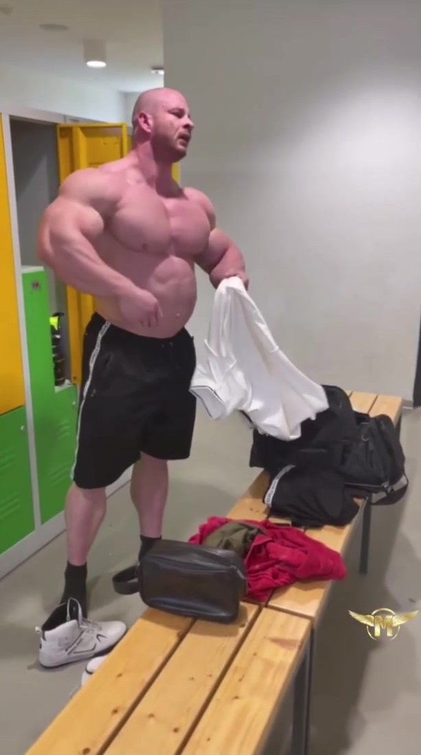 Huge bodybuilder - video 6