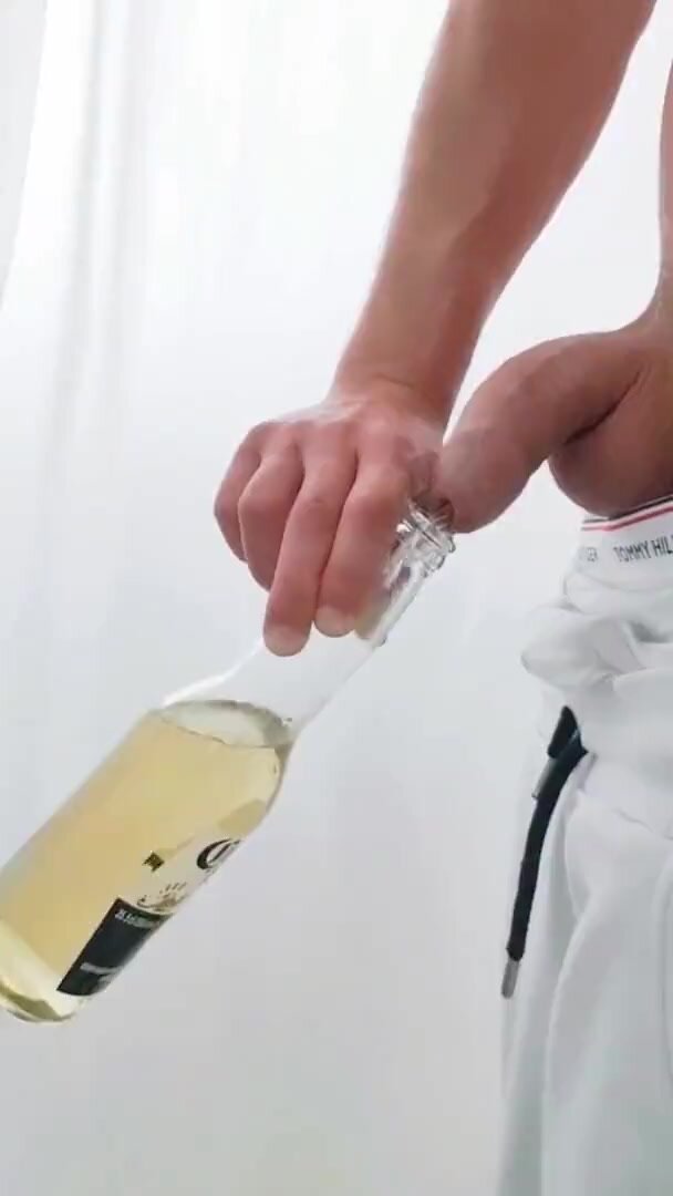 Teen fills up a bottle with warm piss