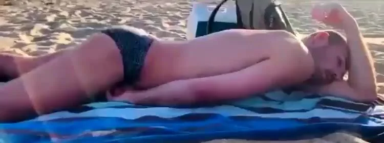 750px x 280px - Guy masturbating and cumming at a public beach - ThisVid.com