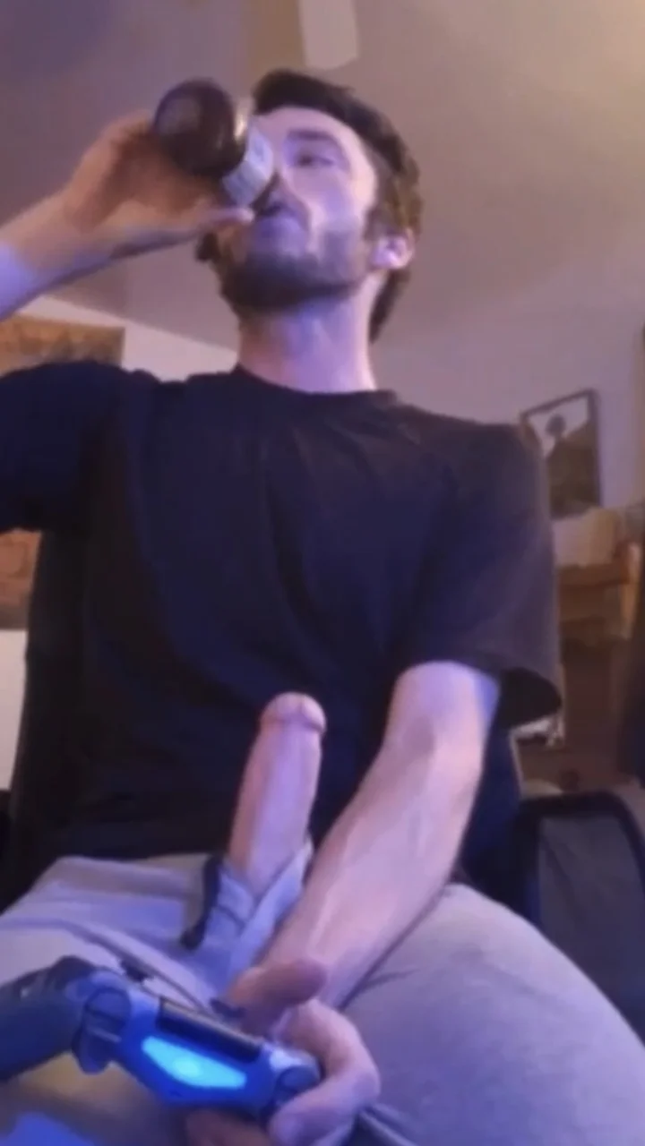 720px x 1280px - Horny gamer can't hide boner in sweatpants on live - ThisVid.com