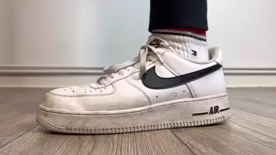 Nike Air Force shoeplay