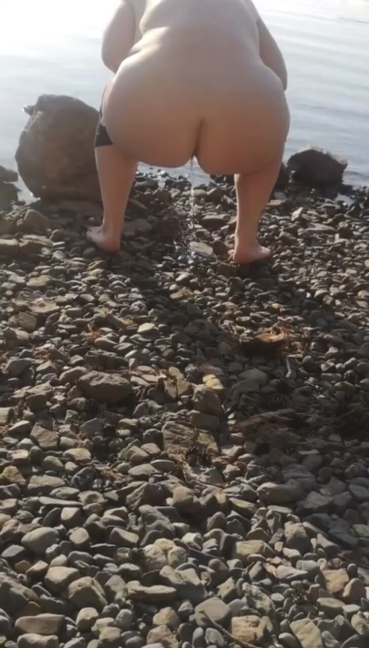 Thick Babe Pees Near Beach