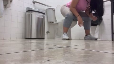 Big Booty Dani Squats Over Toilet To Pee 2