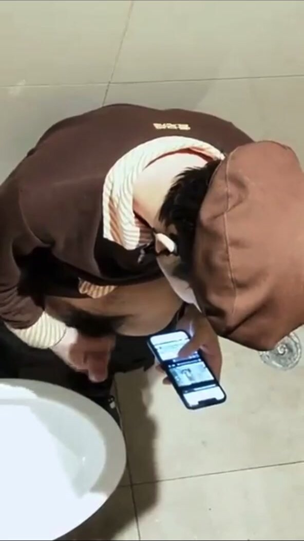 Asian cums over stall