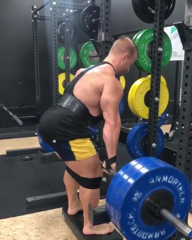 Bodybuilder lifting
