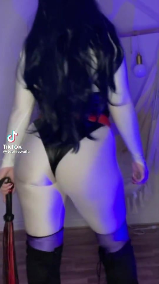 Cosplay Girl Shakes Her Ass