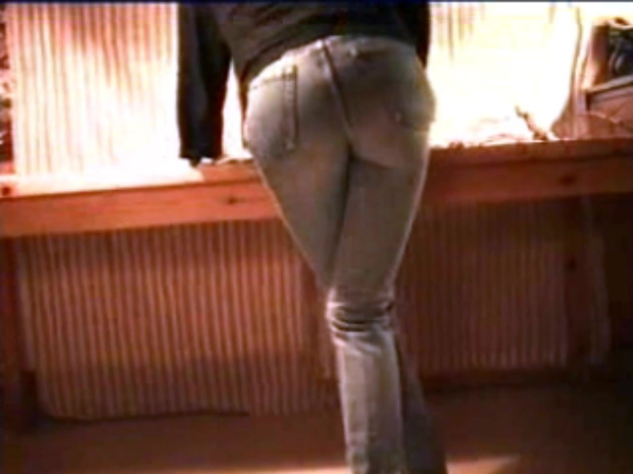 Girl pissing in her jeans (old clip)