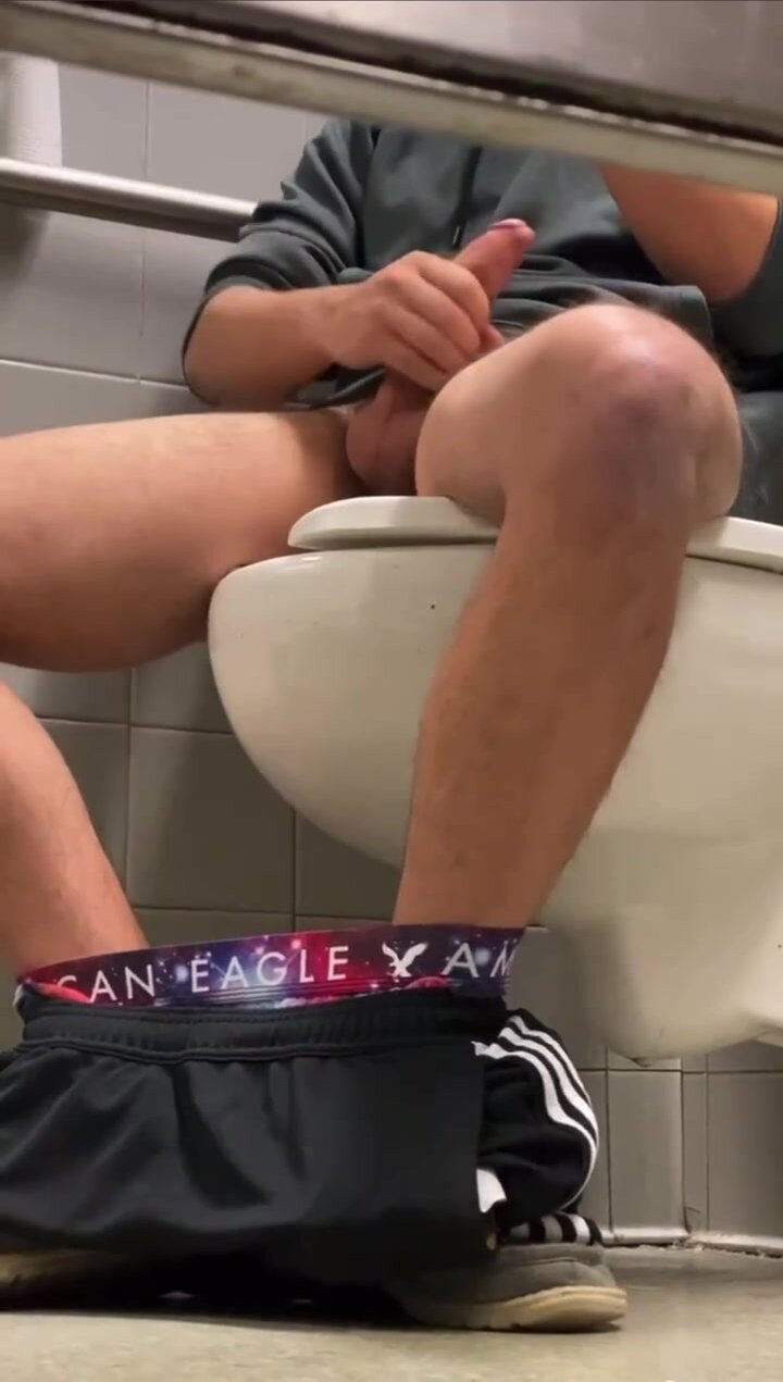Str8 College Guy Caught Wanking In Stall!