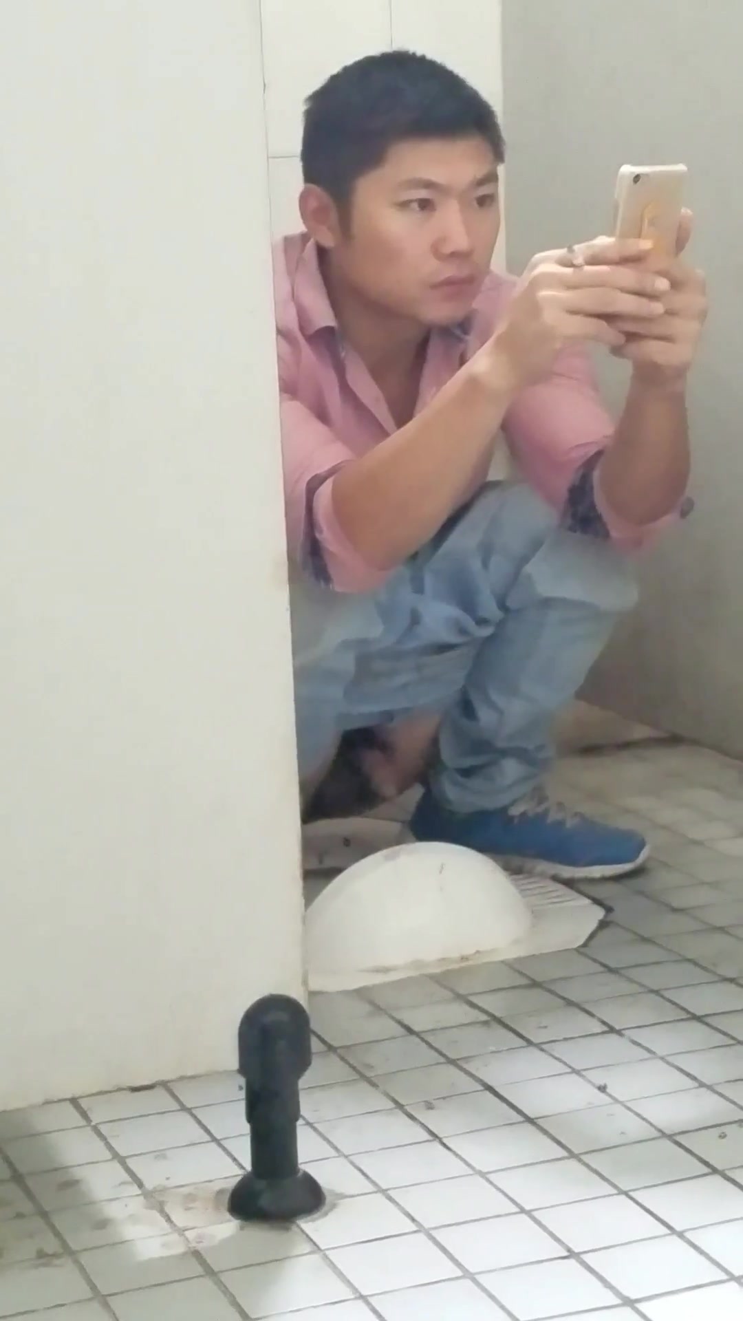 Asian men shitting in open toilet 2 - thisvid.com