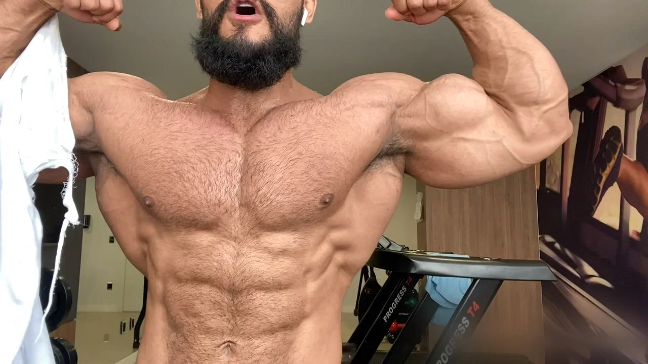 Bodybuilders: hairy muscle - video 2 - ThisVid.com