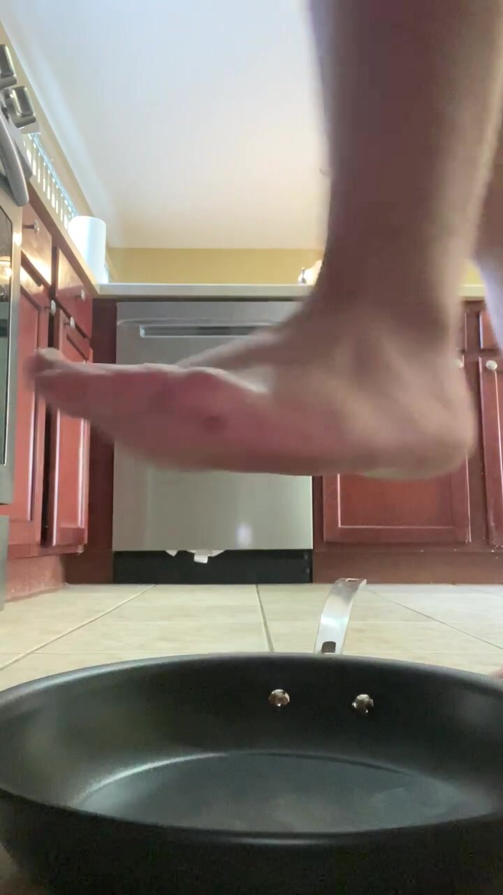 Hot pan on feet