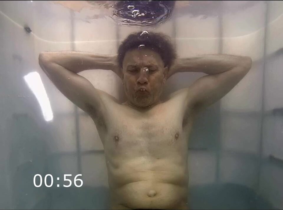 Ron breatholding barefaced underwater in tank