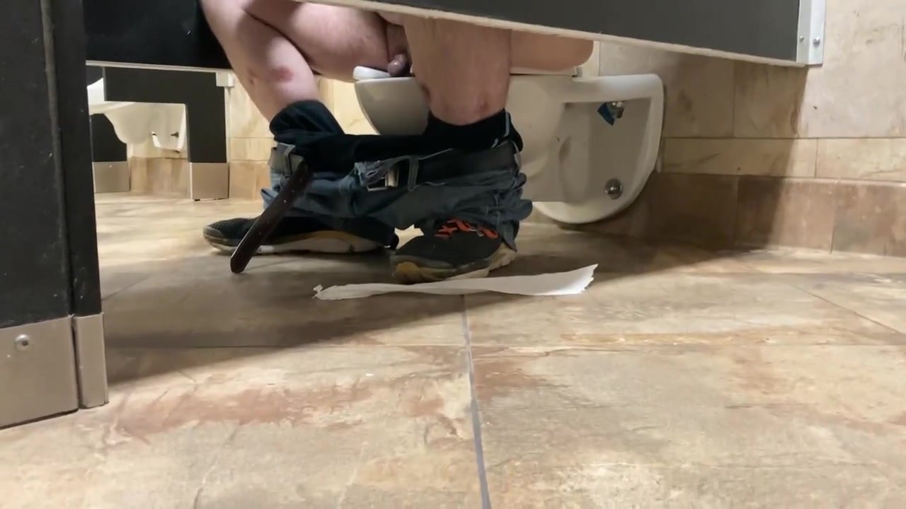Spying under stall