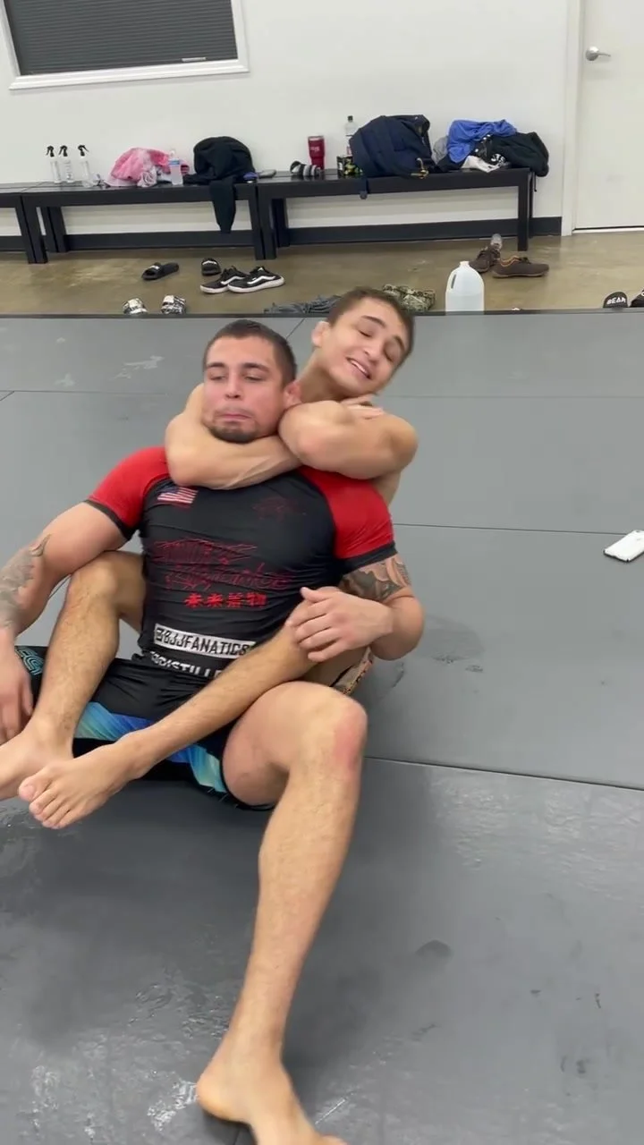 Choke: Unable to escape a sleeper hold - ThisVid.com