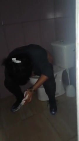 brazilian chick pissing in toilet