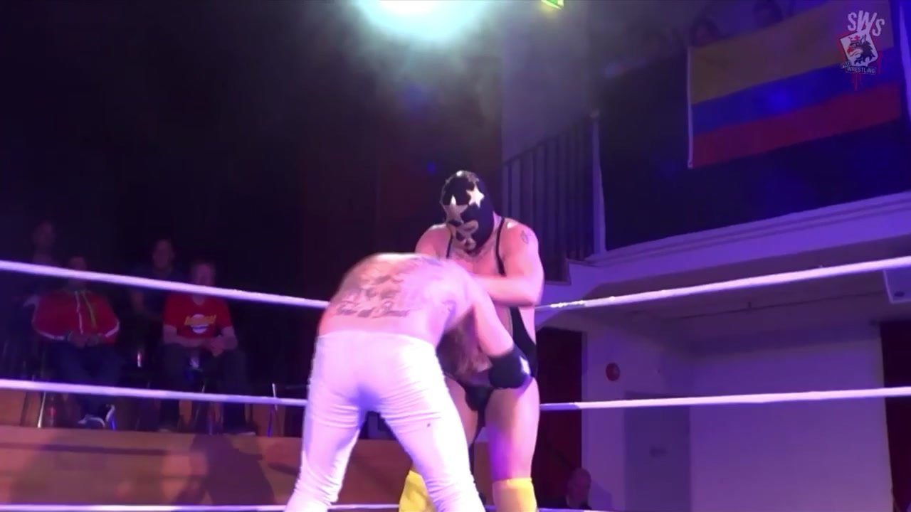 Accidentally Dick Slipped In While Fighting - Embarrased: Wrestler dick slip accidentally - ThisVid.com