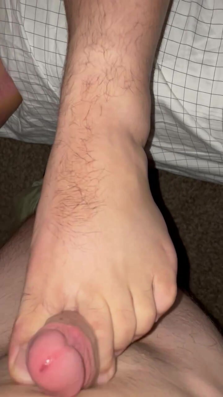 Bear with size 15 feet gives me a foot job