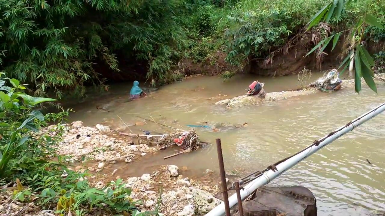 Intip cewek berak di sungai ThisVid com 