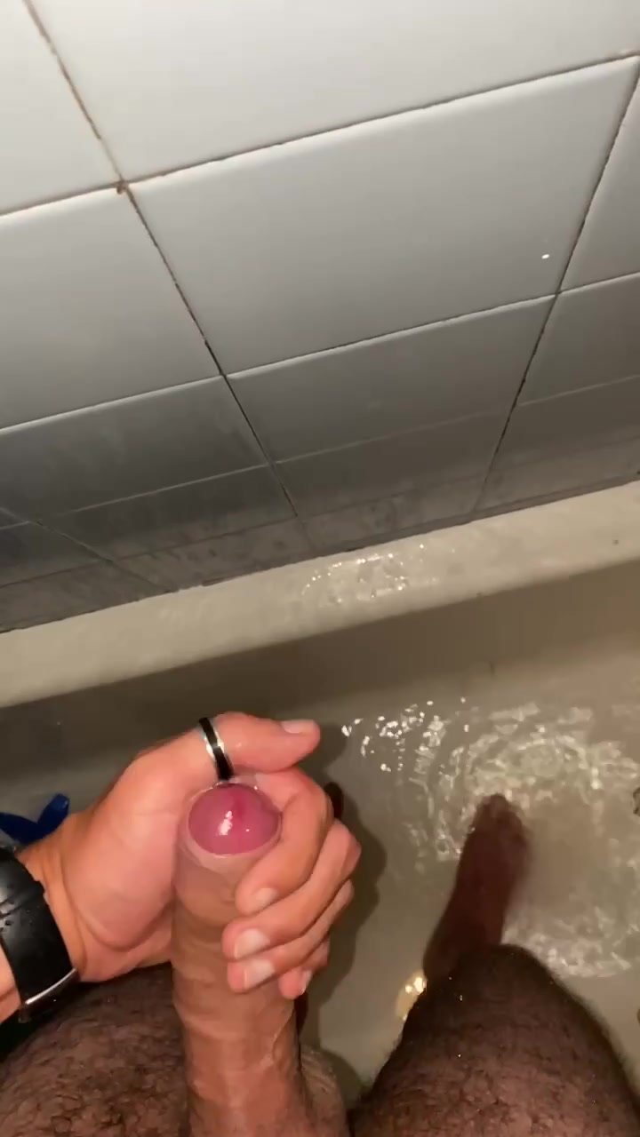 Bathtub can't stop cumming