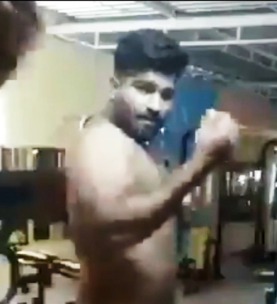 Desi hunk nude in gym - ThisVid.com