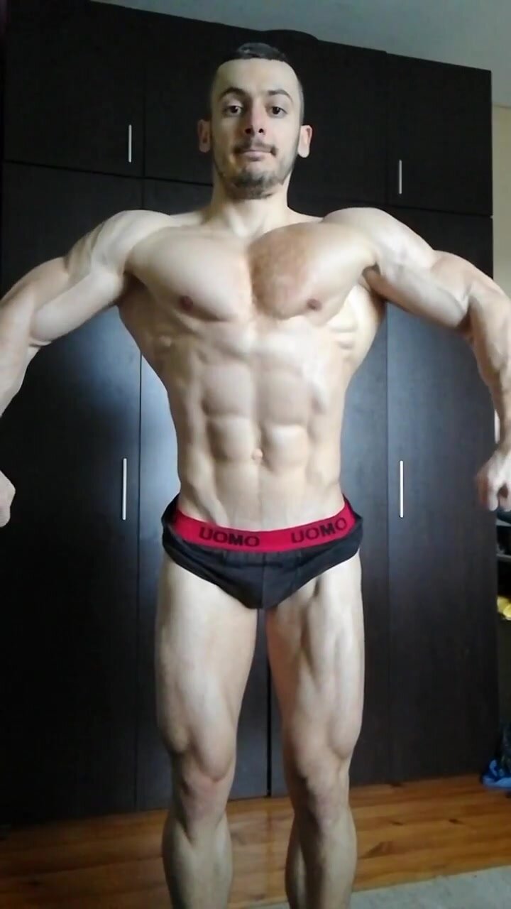 Bodybuilder flex his muscles