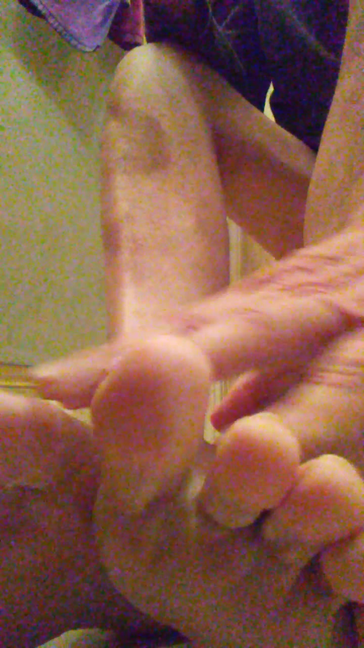 for brendo24 showing big feet while shitting