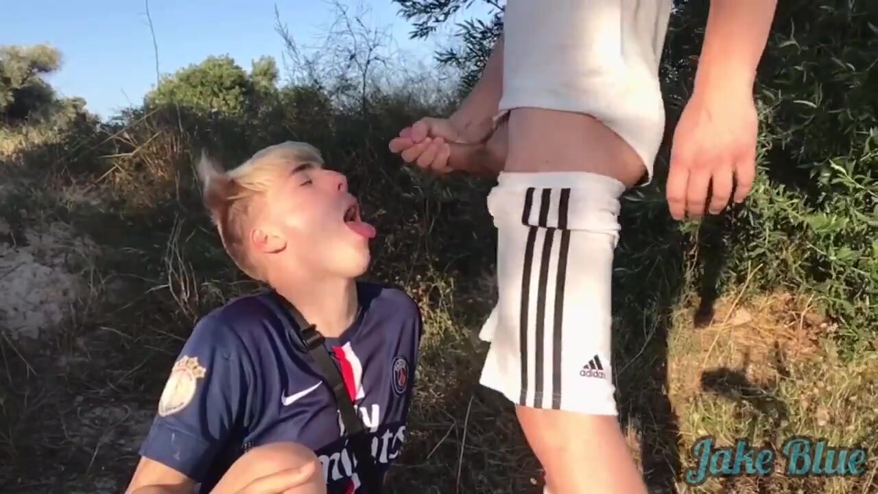Twink cruising for cock in park gets his wish,