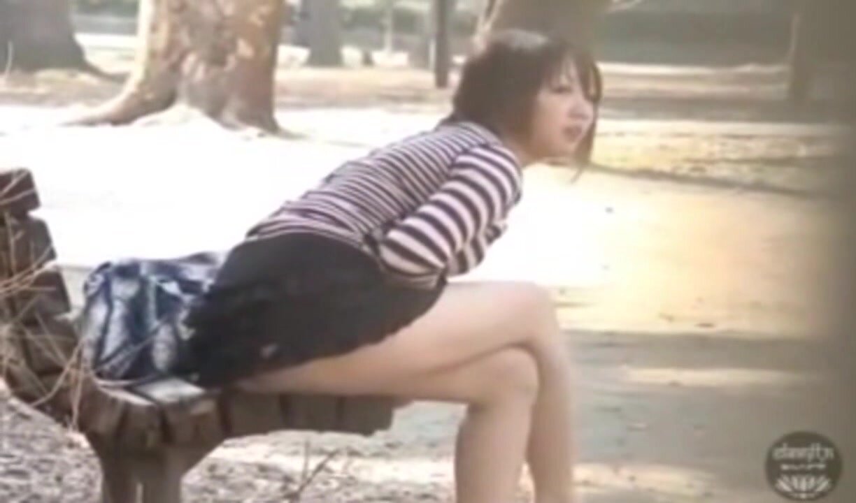 Japanese woman secretly pooping in the park　01