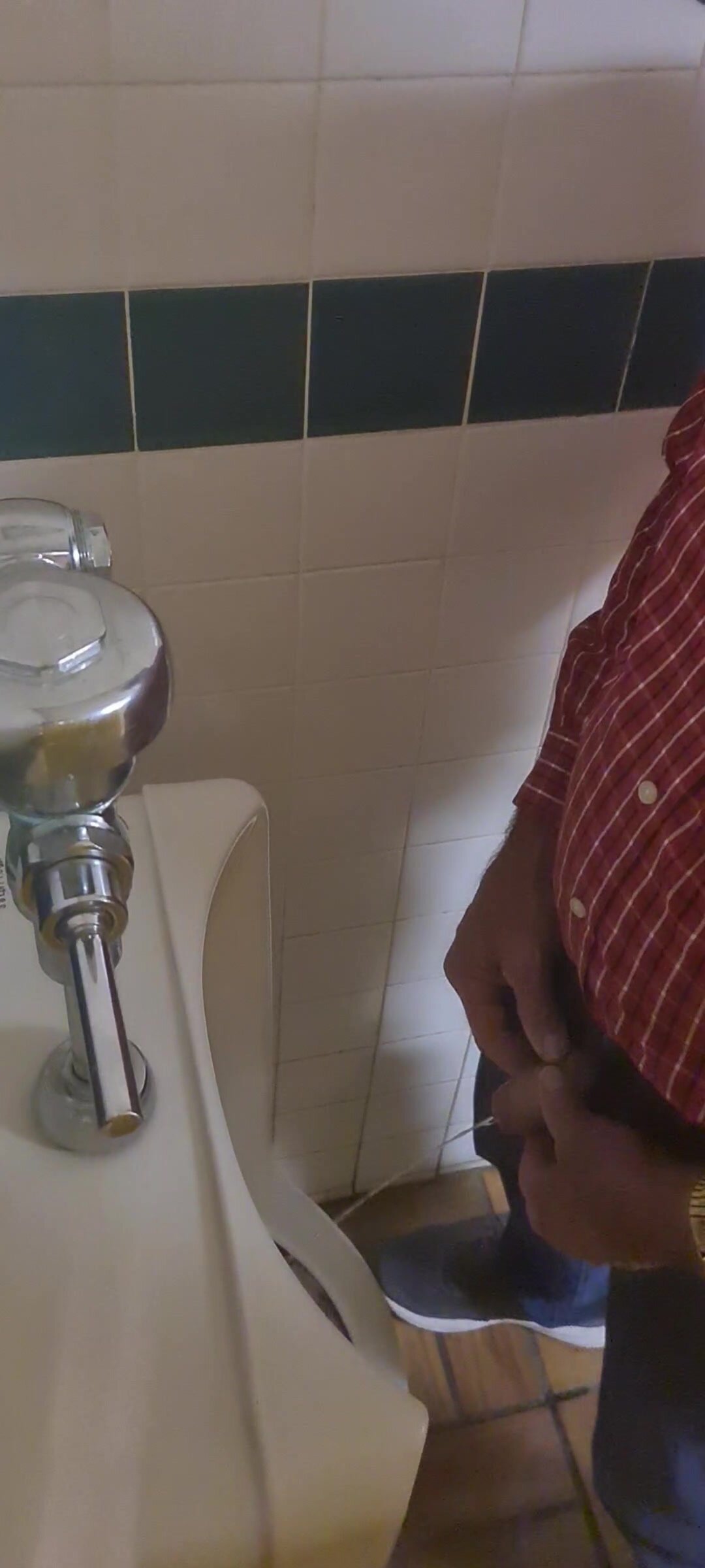 Urinals: old man - video 6 - ThisVid.com