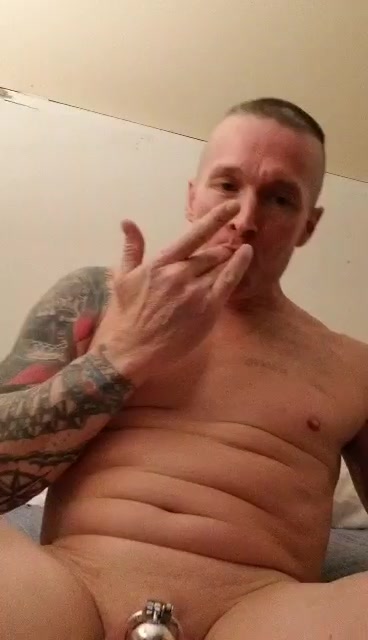 Muscle Faggot tasting his own sweaty hole