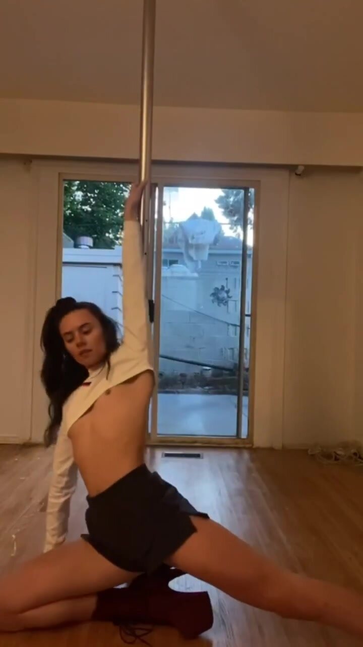 Cute Teen Poledances
