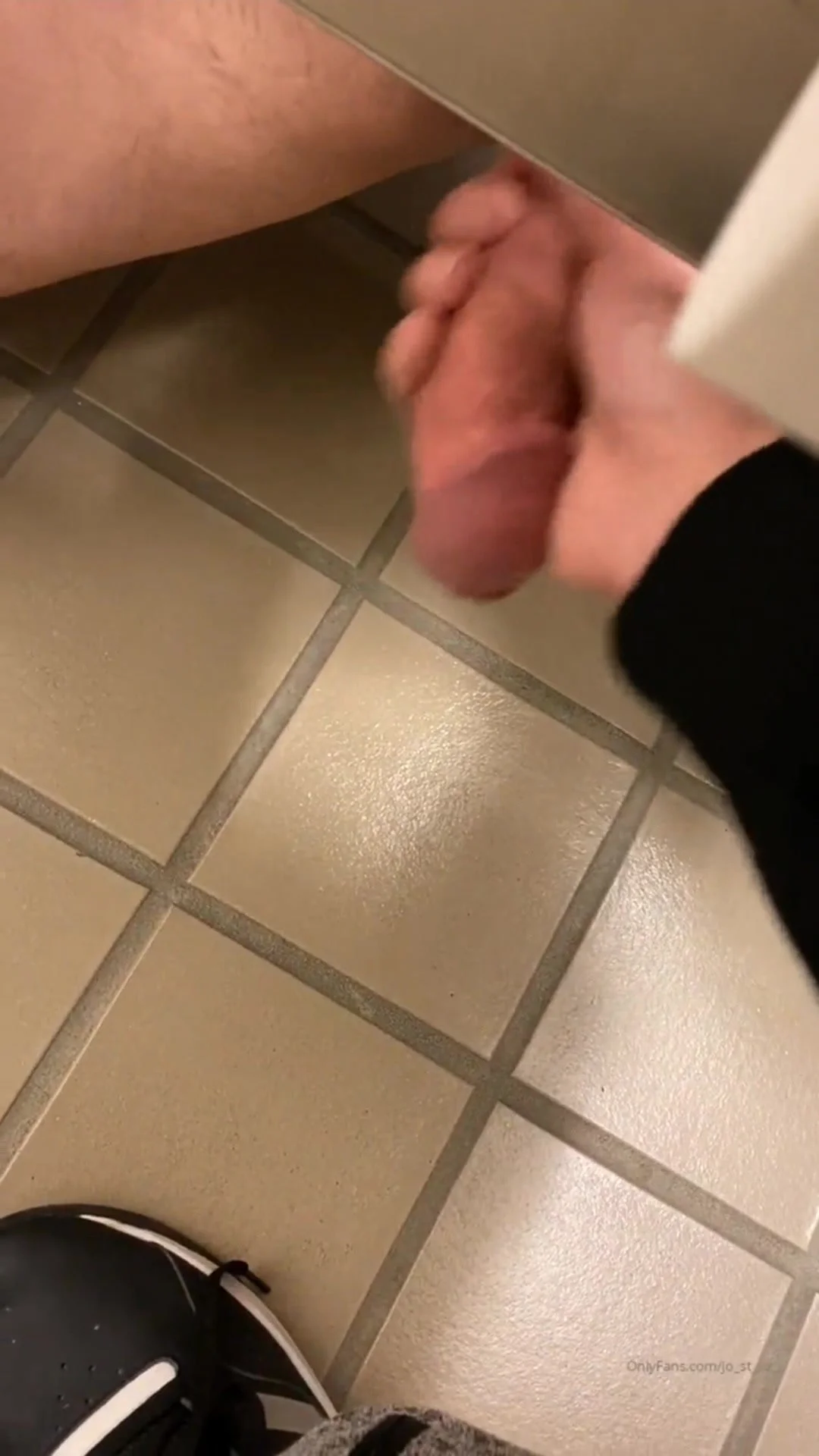Helping hand under stall - ThisVid.com