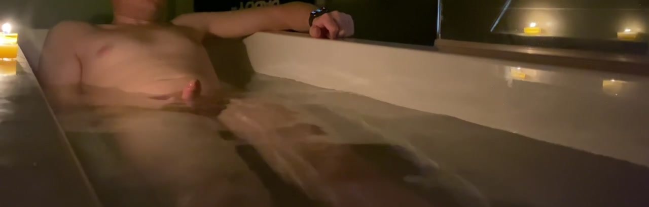 Pissing in the bath - video 6