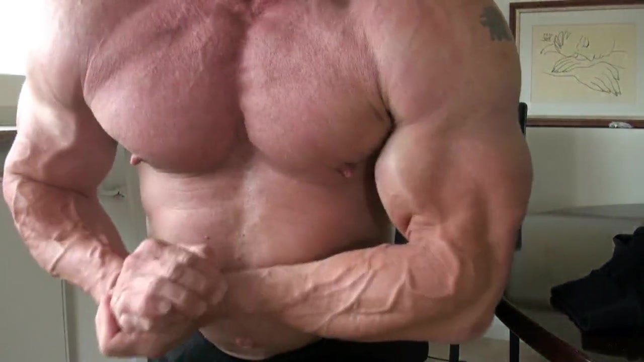 Sexy german muscle daddy shows us his body no nude