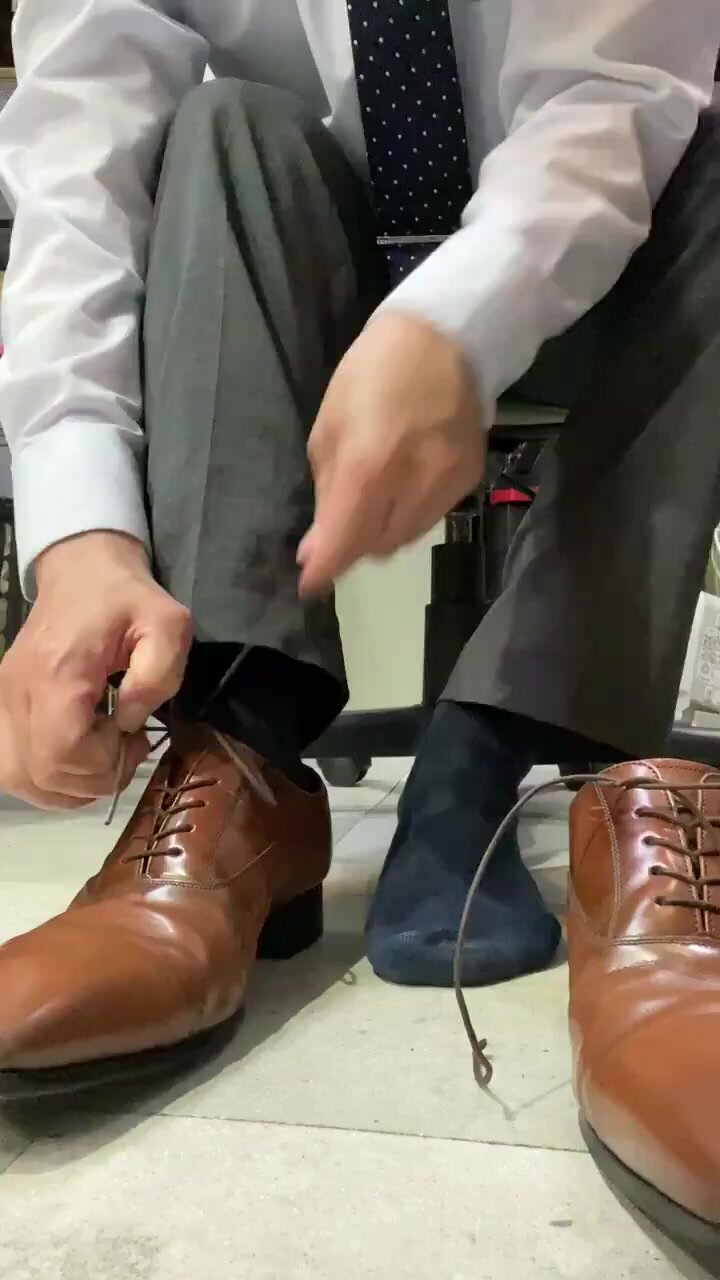 suitman take off his shoes