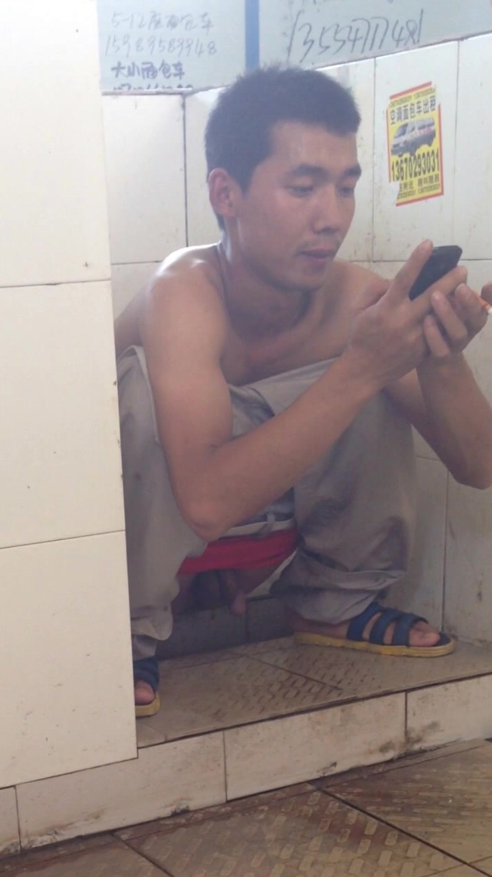 chinese in public toilet (66)